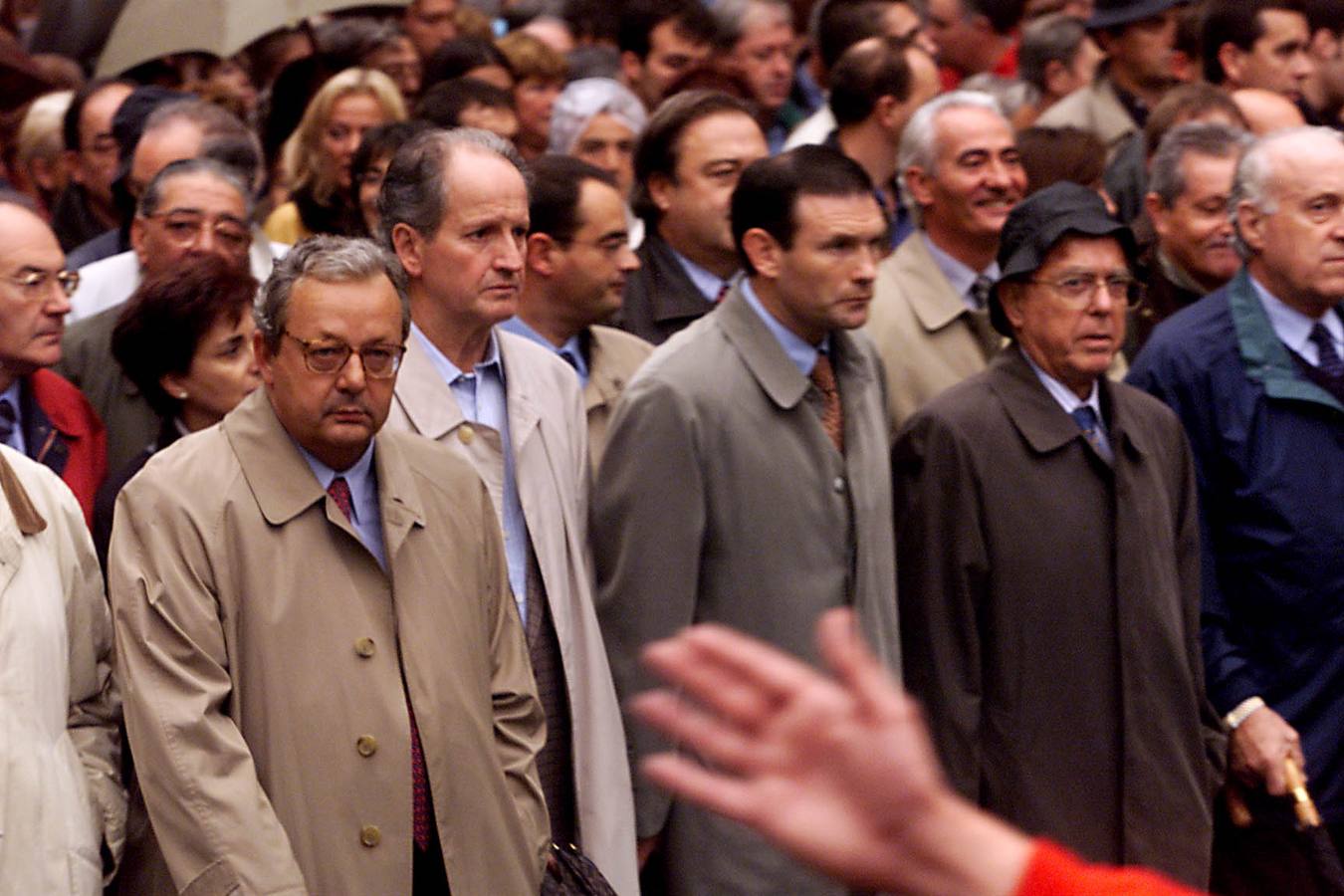 En una manifestación de repulsa por el asesinato de Ernest Lluch a manos de ETA, junto con Ibarretxe y Arzalluz.