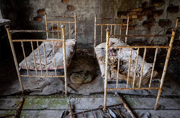 4. Hospital de Prypiat (Ucrania). Pripyat es una ciudad fantasma al norte de Ucrania en la región de Kiev. Fue afectada en 1986 por la explosión en la planta nuclear de Chernobyl. Se han visto misteriosas sombras y siluetas, incluso apariciones de antiguos médicos y bomberos. Militares denuncian sentirse observados desde las ventanas del hospital.