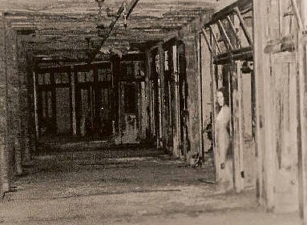 3. Sanatorio de Waverly Hills (EE.UU). Abrió en 1910 para ayudar a las víctimas de la tuberculosis. Los pacientes sufrían tratamientos dolorosos, incluyendo la terapia de electroshock y cirugías experimentales. Cerró sus puertas en 1962. Los visitantes afirman haber escuchado gritos, extraños gemidos, misteriosas sombras, incluso risas de niños.