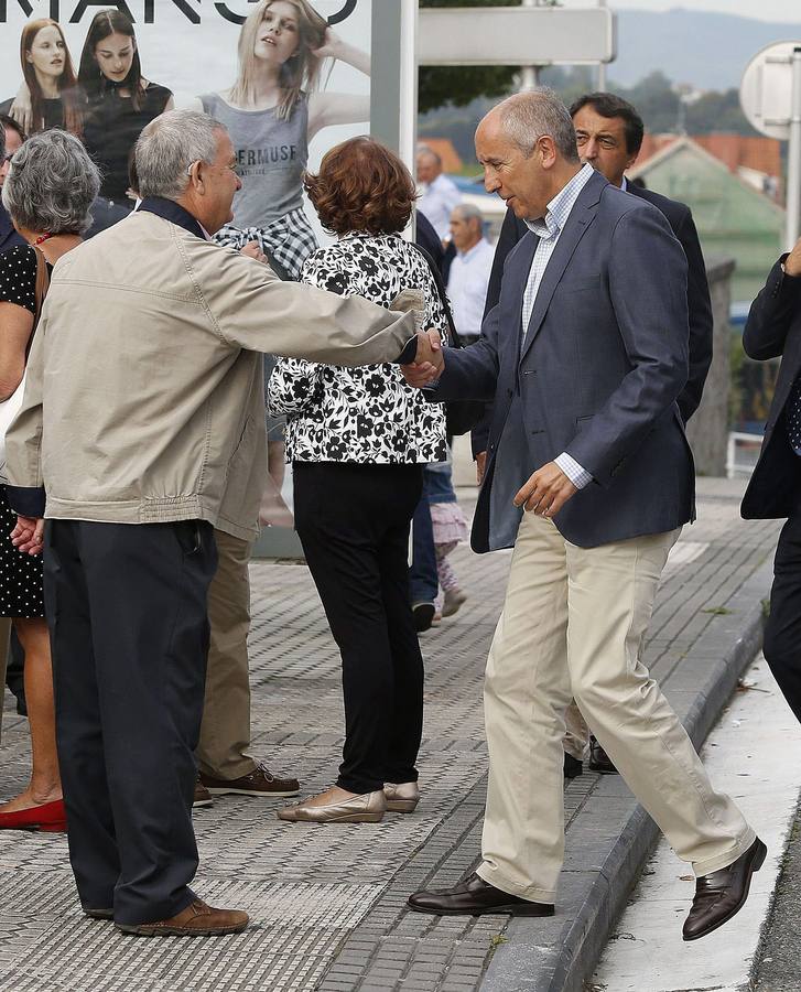 El socialista Miguel Buen (i), saluda al portavoz del Gobierno Vasco, Josu Erkoreka (d).