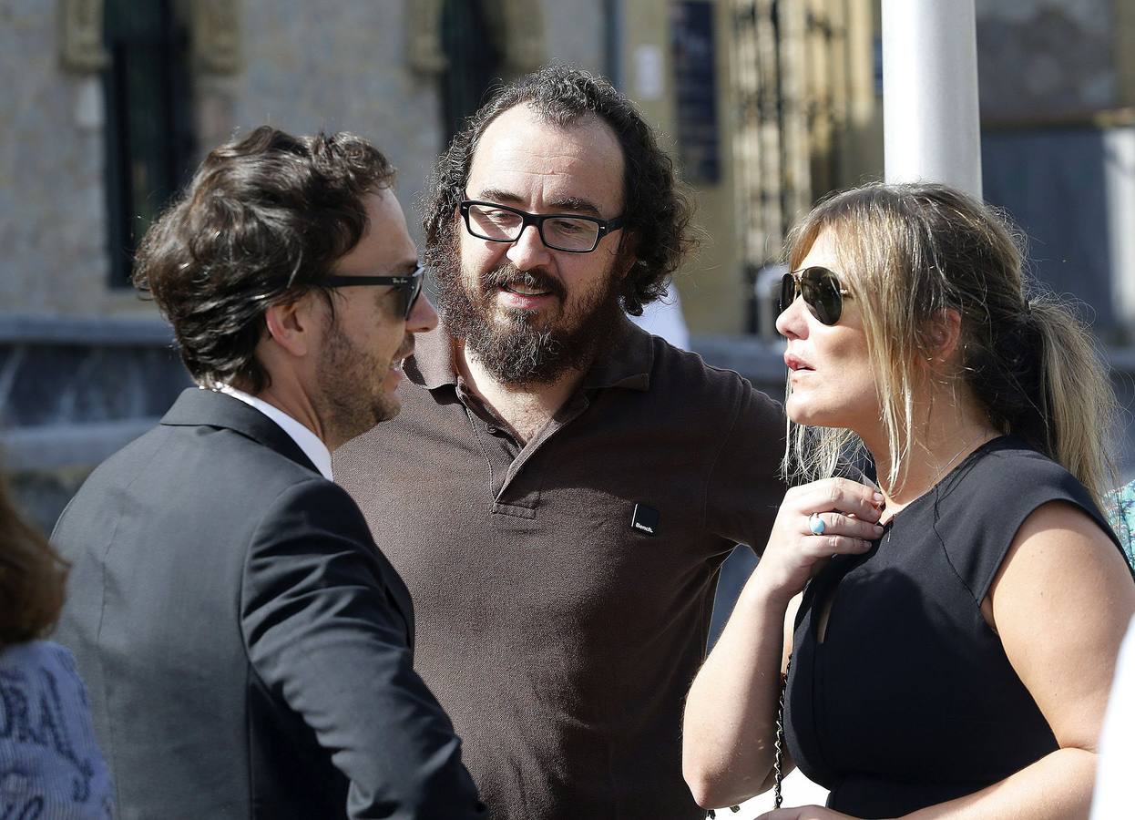 Pablo Benegas (i), hijo de Txiki Benegas , conversa con la cantante Amaia Montero (d), y Xabi (c), integrante del grupo musical La Oreja de Van Gogh.