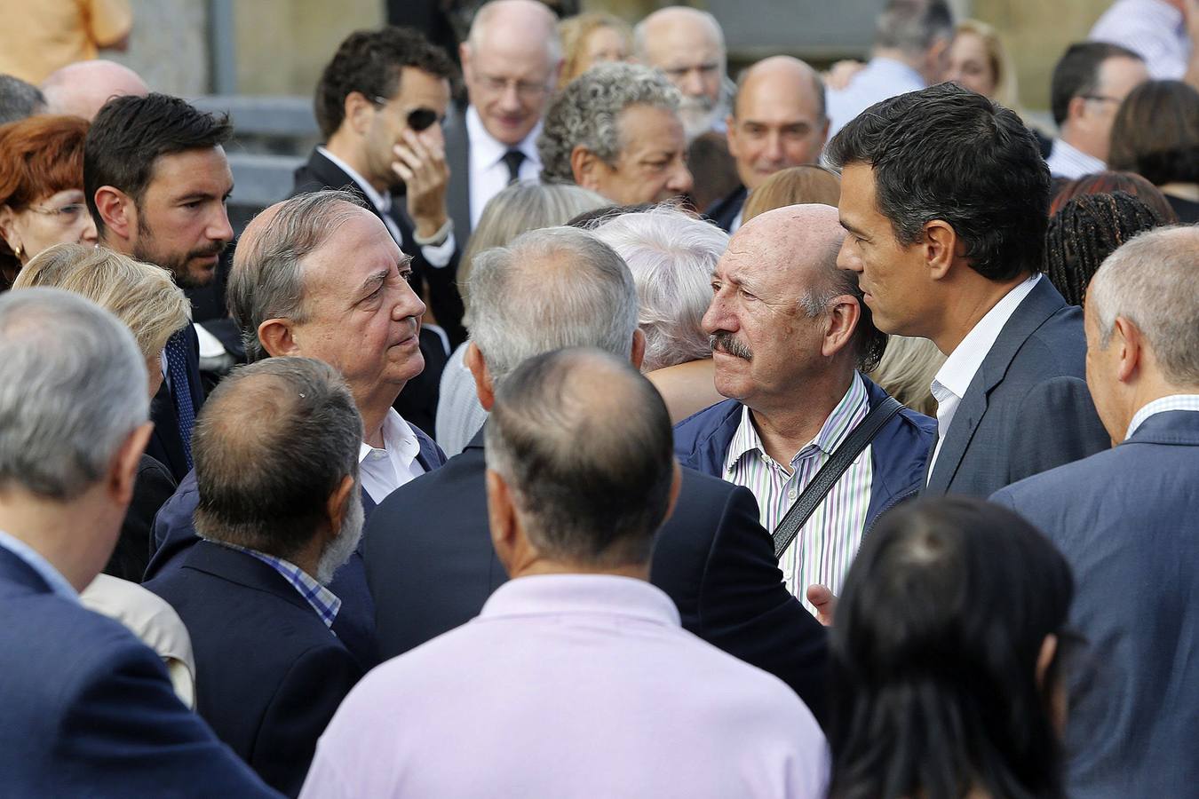 El secretario general del PSOE, Pedro Sánchez (d), conversa con el senador del PNV, Iñaki Anasagasti (i), en el cementerio de Polloe de San Sebastián.