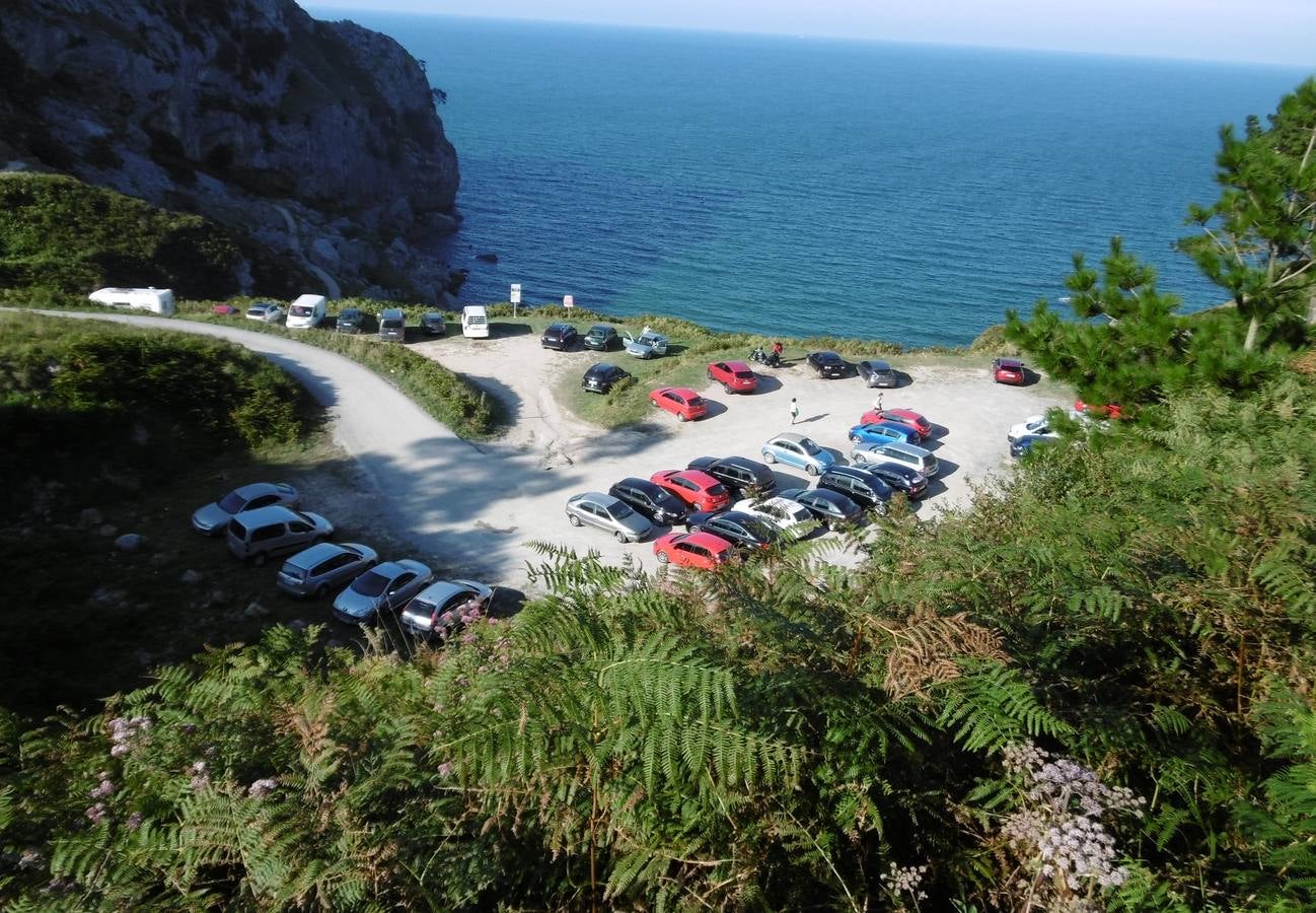 Coches en el aparcamiento de la cala.. 