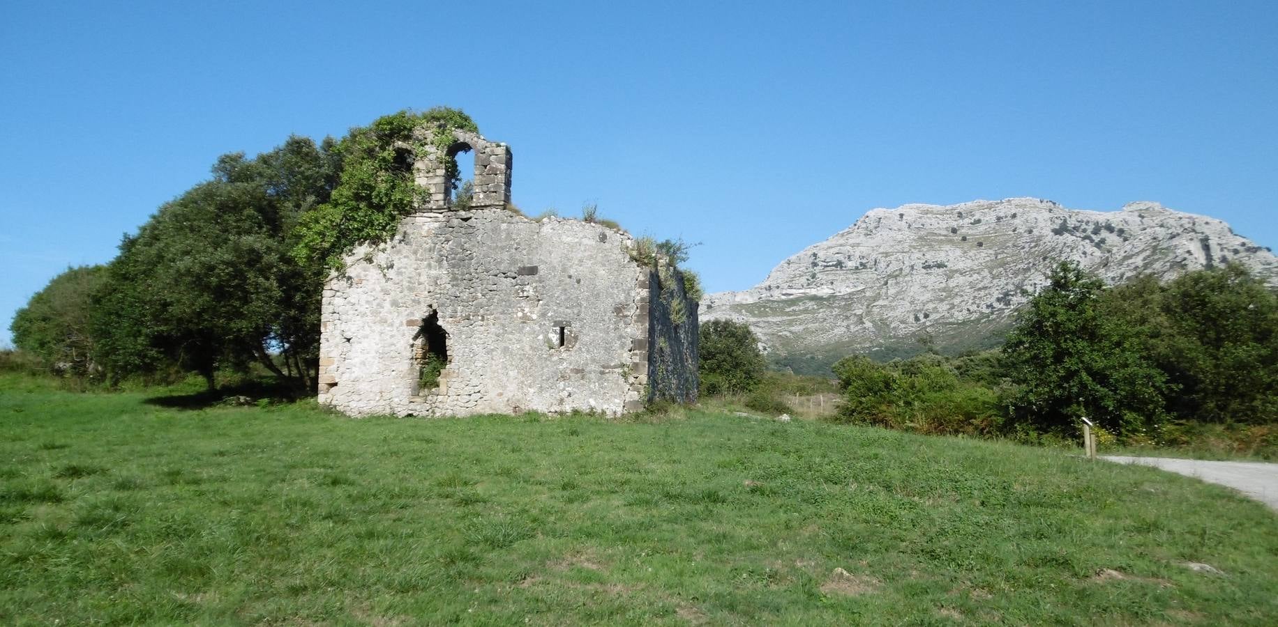 Ermita de San Julián. Detrás Peña Candina.. 