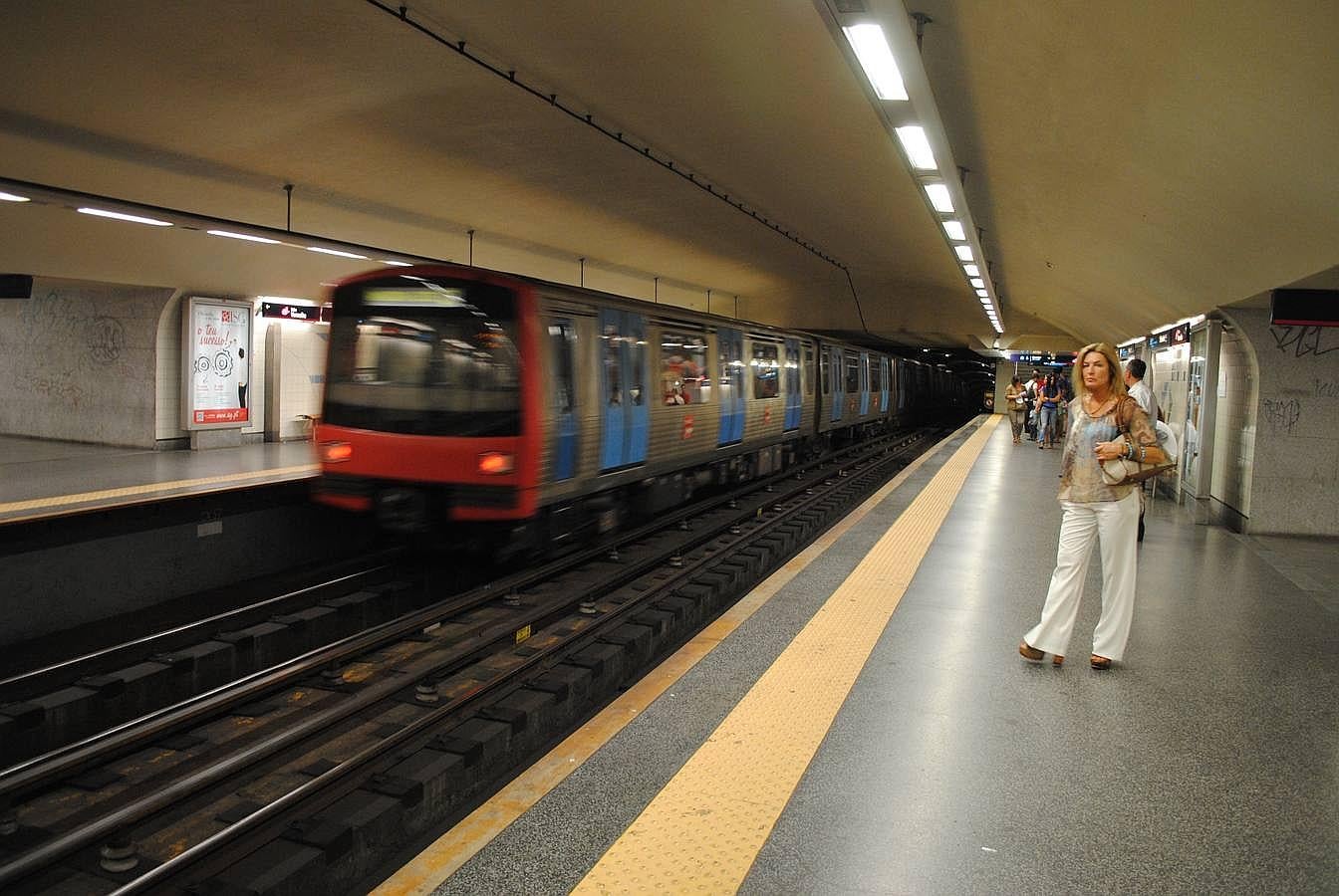 El metro de Lisboa, rápido y moderno, destaca por la decoración de sus estaciones.