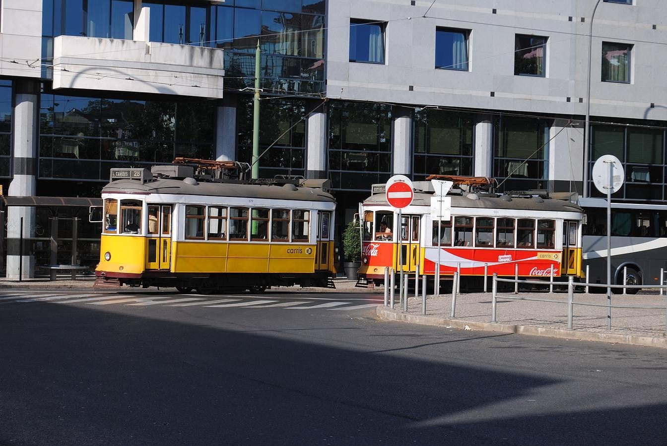 Sucesión de tranvías en la capital lusa, uno de los transportes más populares de la ciudad.