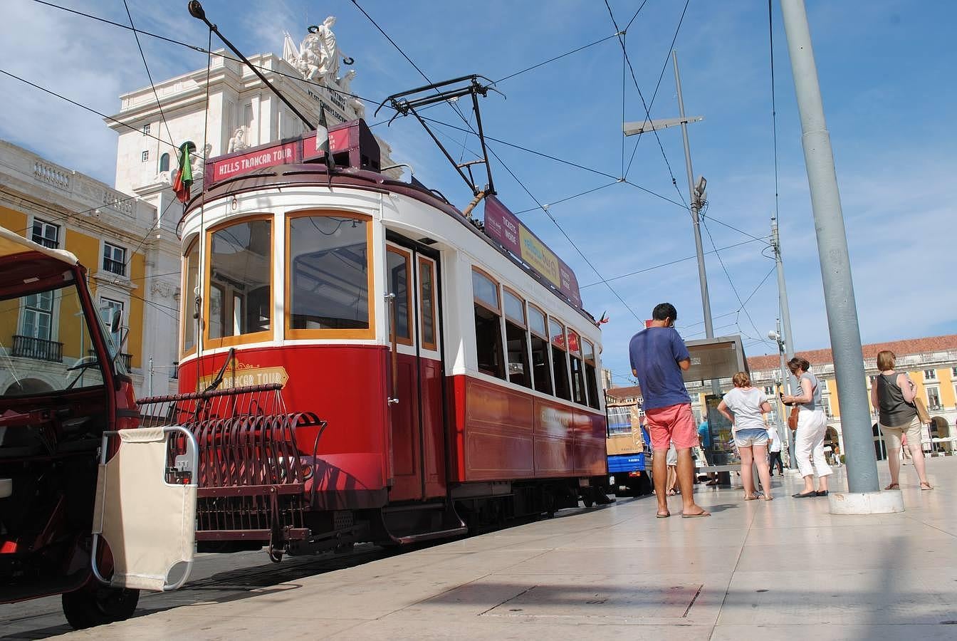 Lisboetas y visitantes, todos ellos disfrutan con algo tan 'vintage' como los tranvías.