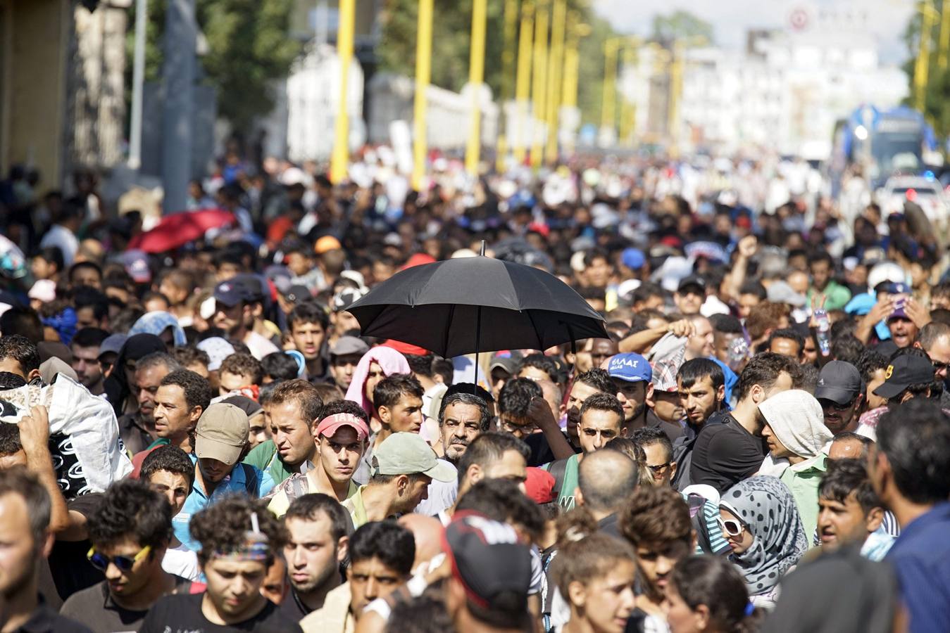 Cientos de refugiados parten caminando de Budapest con destino a Viena