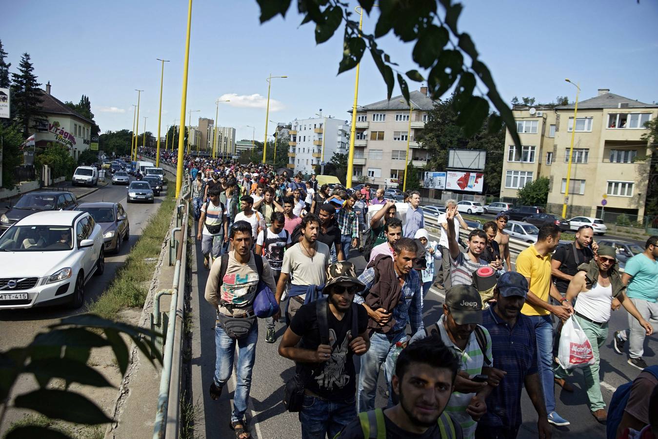 Cientos de refugiados parten caminando de Budapest con destino a Viena