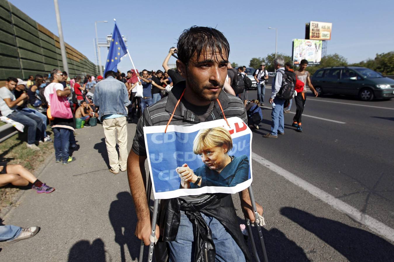 Cientos de refugiados parten caminando de Budapest con destino a Viena