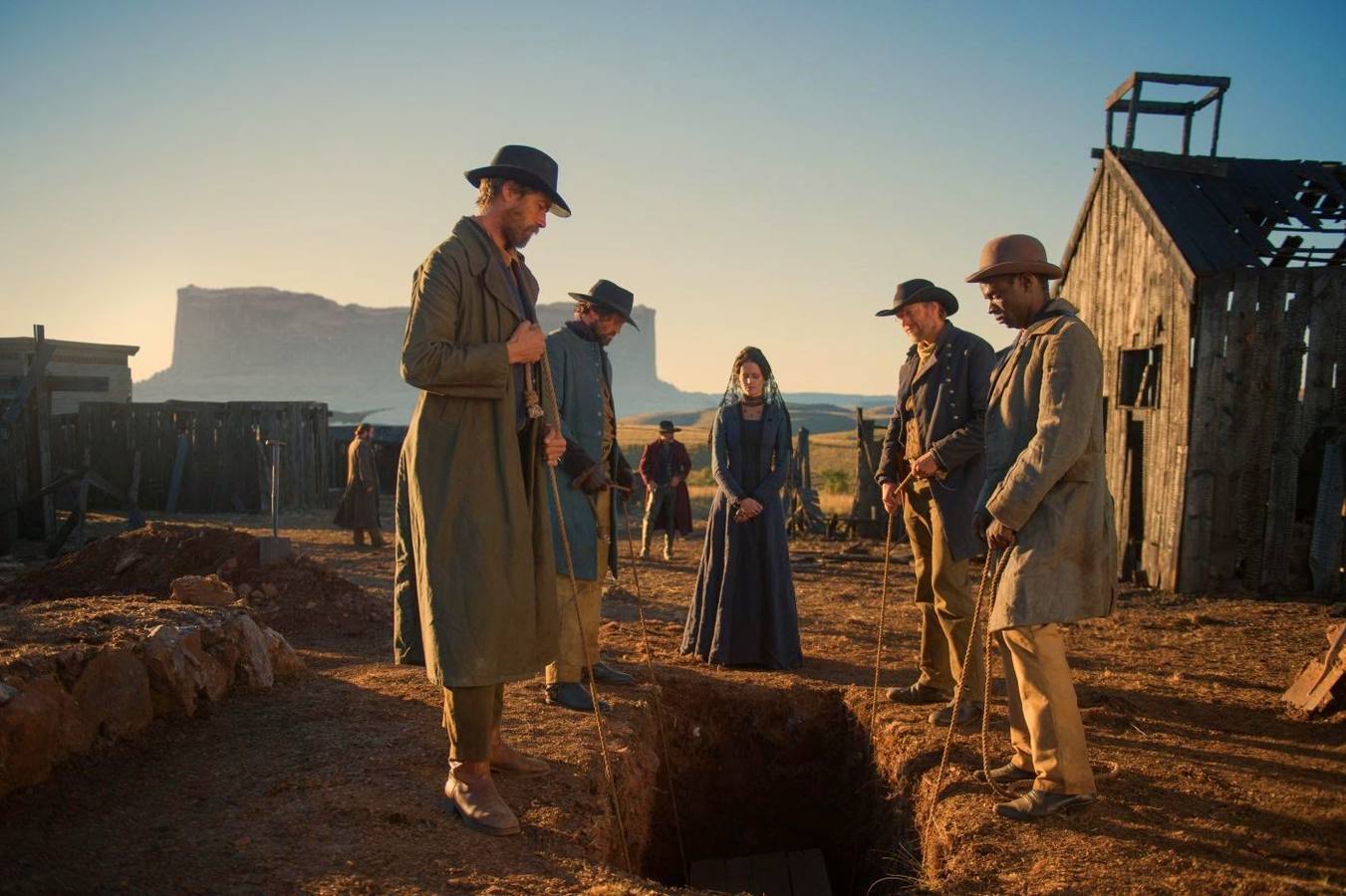 La violencia plástica y estilizada de Leone y Peckinpah baña de sangre la crónica de una venganza que propone 'The salvation', un western danés filmado en la meseta sudafricana.