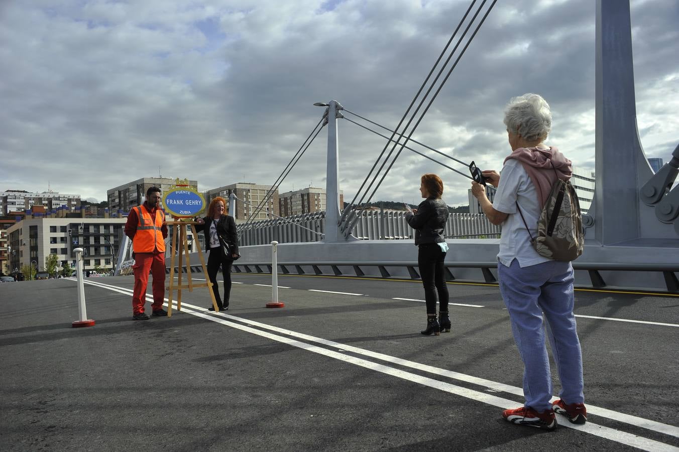 La inauguración del puente de Frank Gehry en imágenes