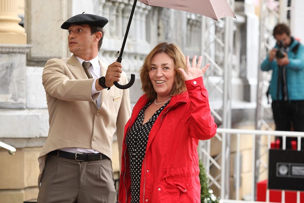 La actriz Carmen Maura saluda a sus fans.