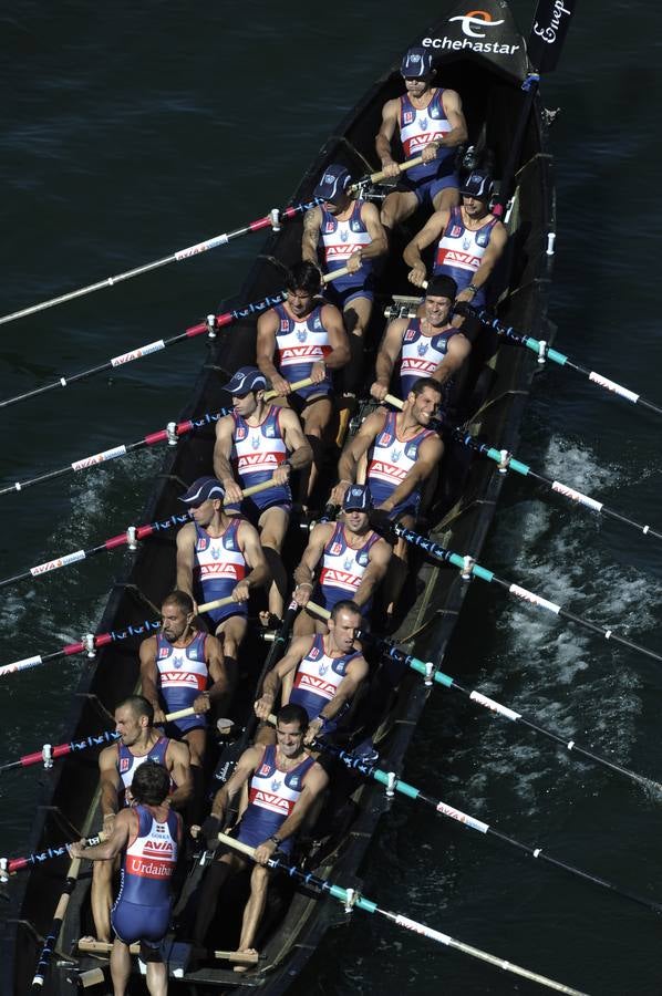 Kaiku gana en la ría de Bilbao