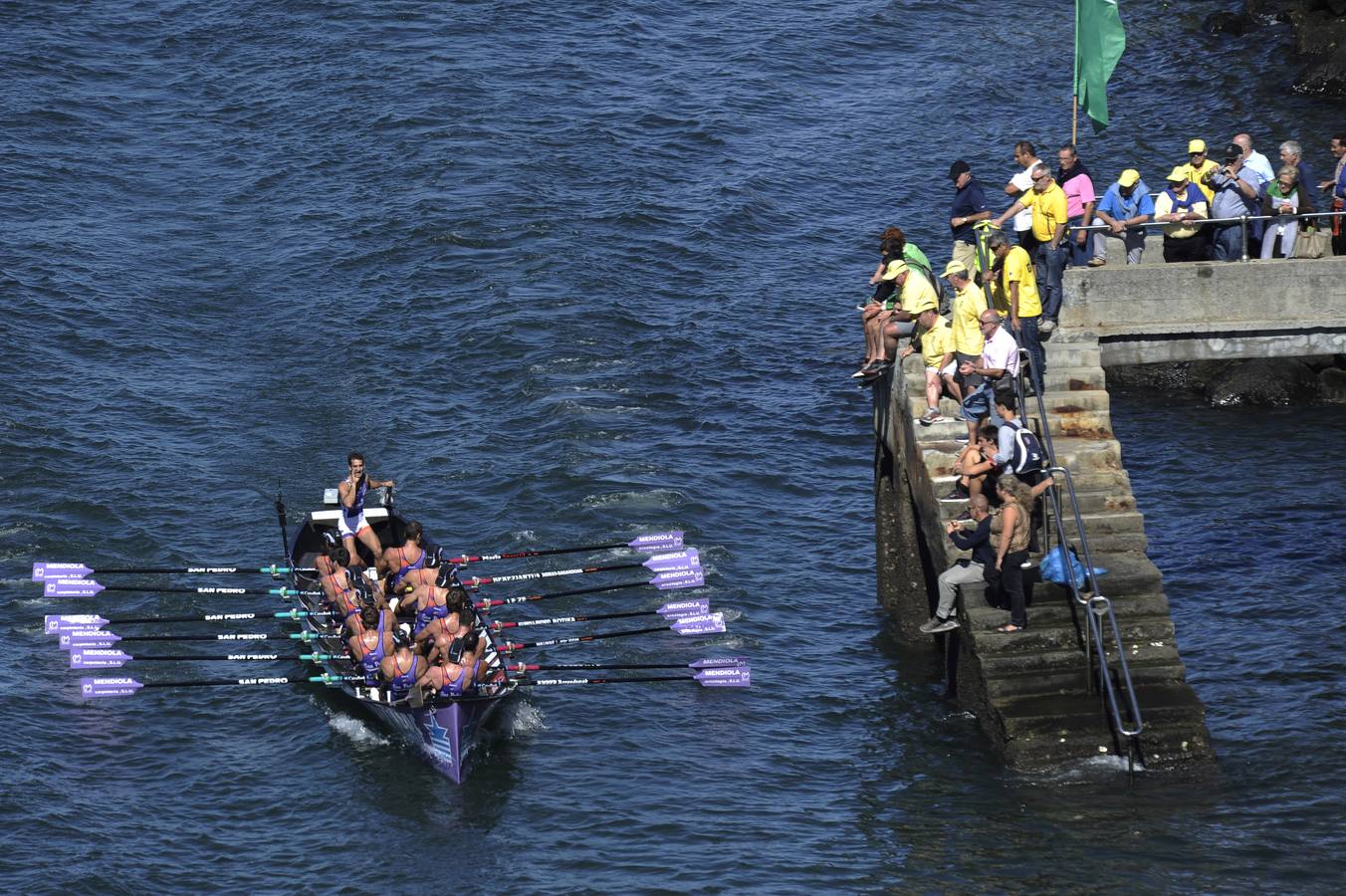 Kaiku gana en la ría de Bilbao