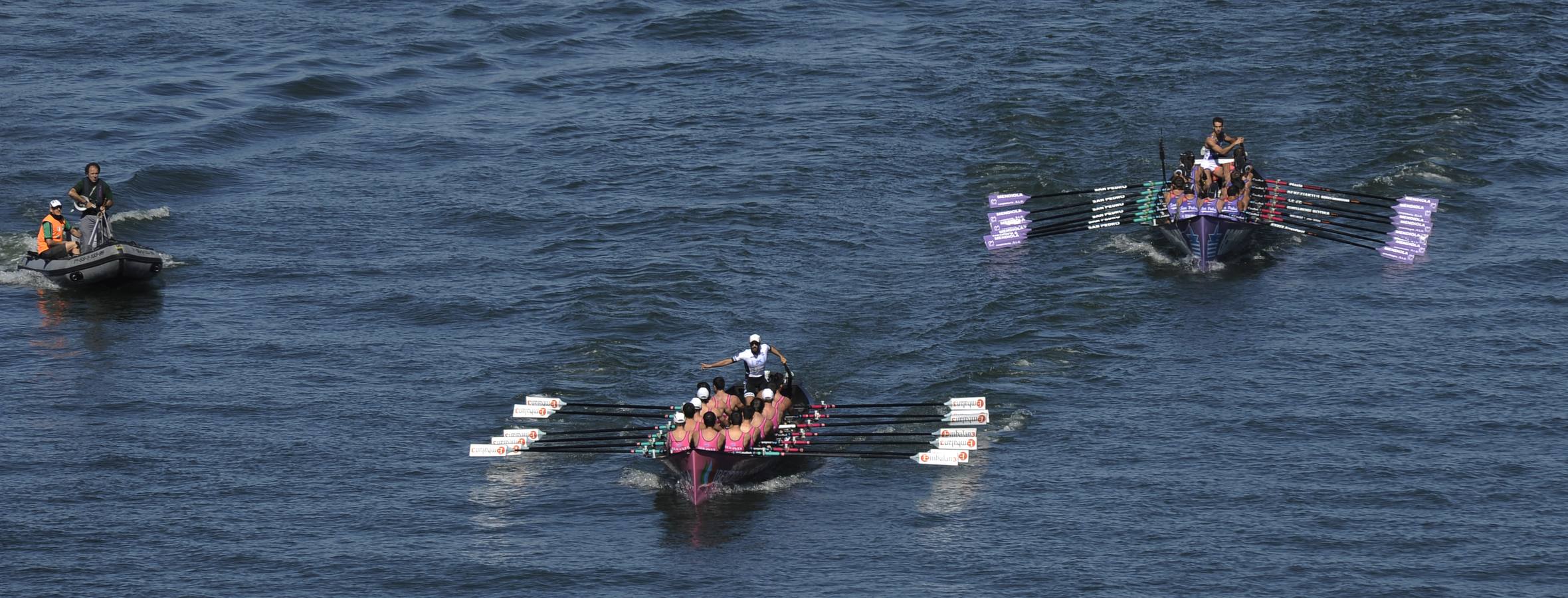 Kaiku gana en la ría de Bilbao