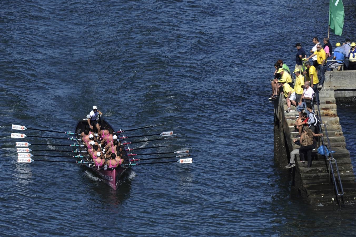 Kaiku gana en la ría de Bilbao