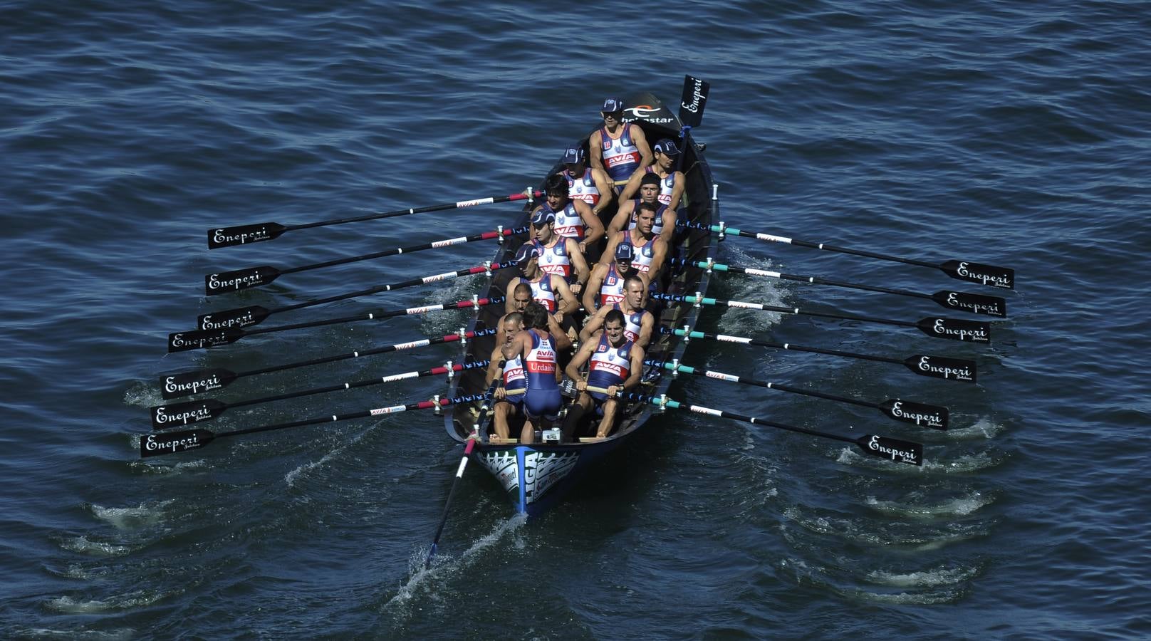 Kaiku gana en la ría de Bilbao