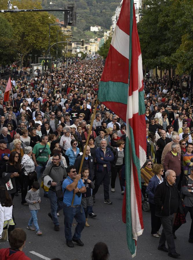 Miles de personas piden en San Sebastián la liberación de Otegi