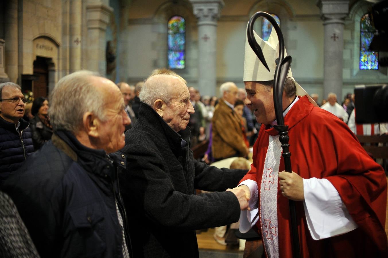 Los tres obispos vascos homenajean al centenario misionero Bittor Garaigordobil