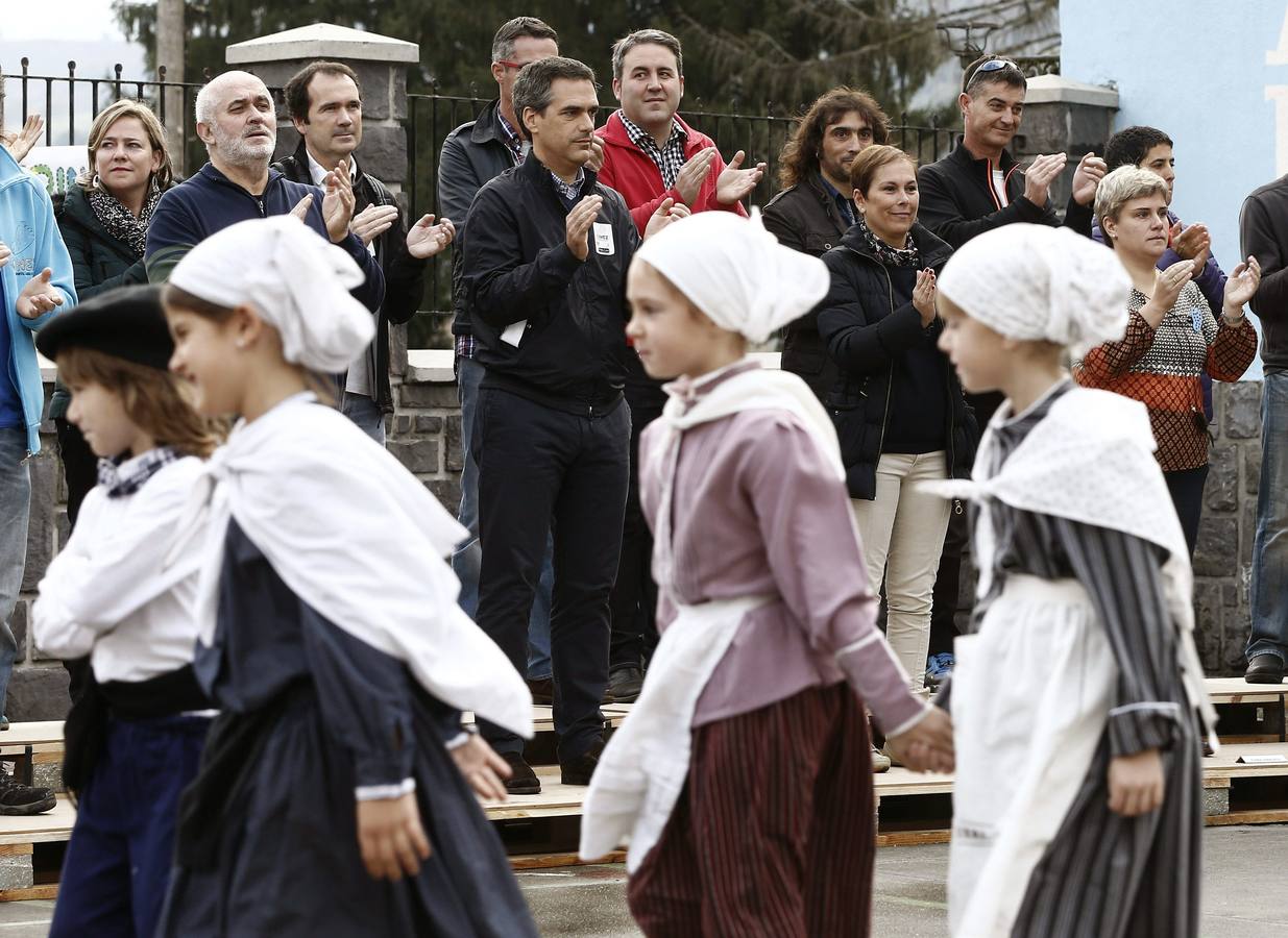 Miles de personas participan en Elizondo en la fiesta del euskera