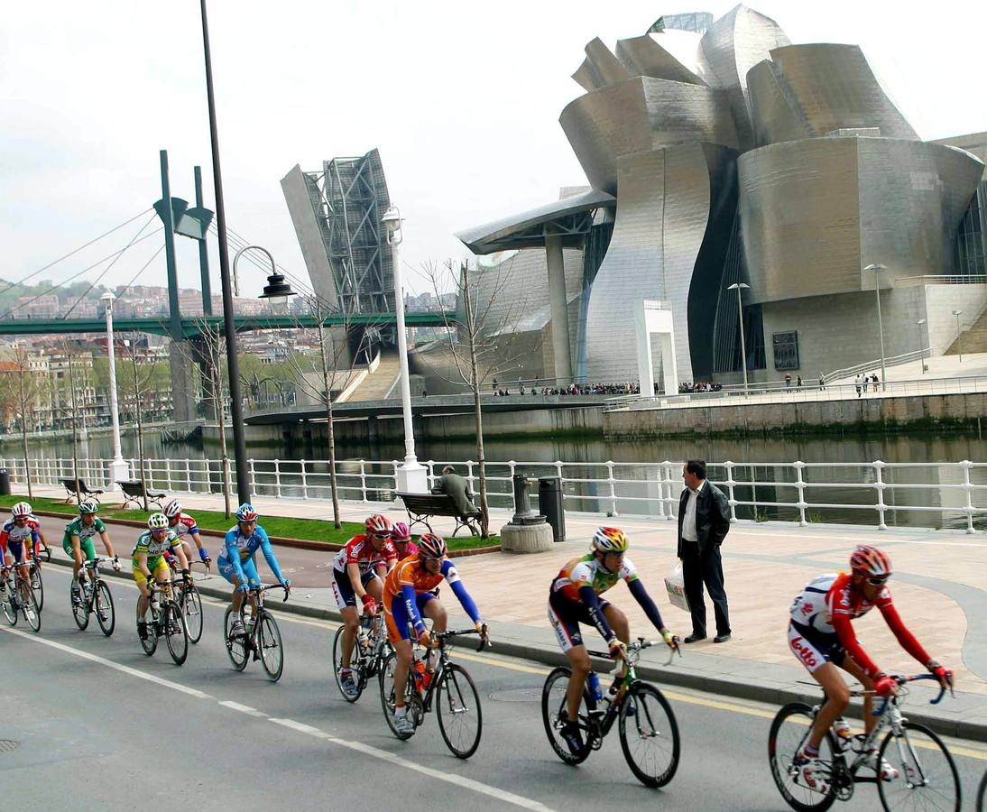 La Vuelta al País Vasco a su paso por el Guggenheim.