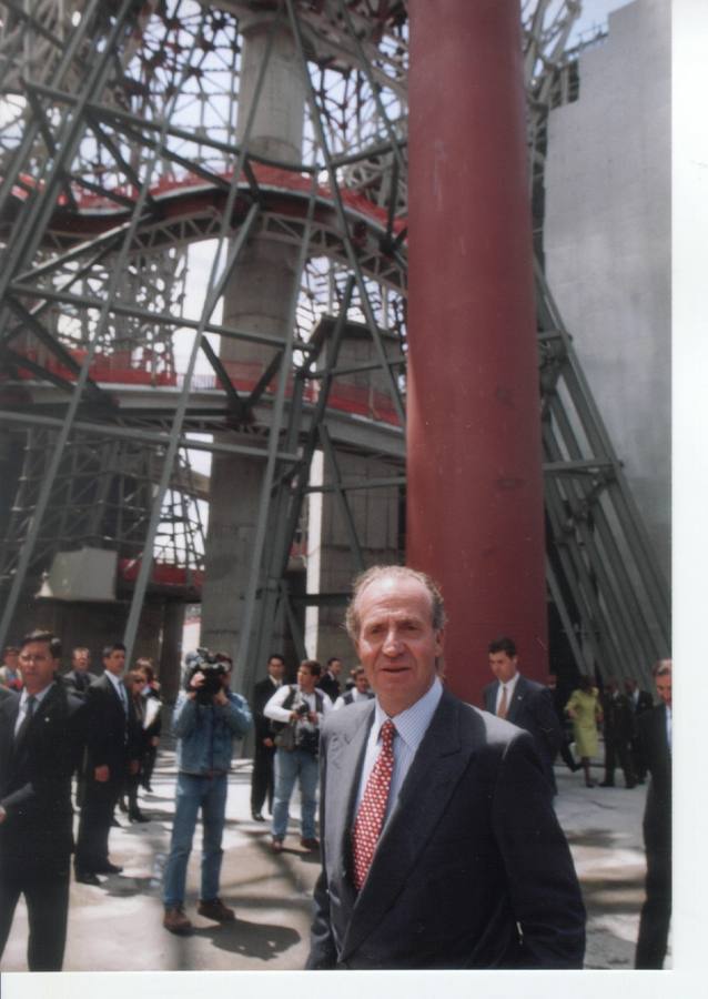 El rey Juan Carlos visita las obras del Guggenheim en 1997.