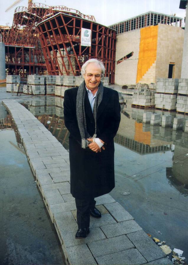 El arquitecto Frank Gehry visita las obras de uno de sus proyectos más reconocidos.