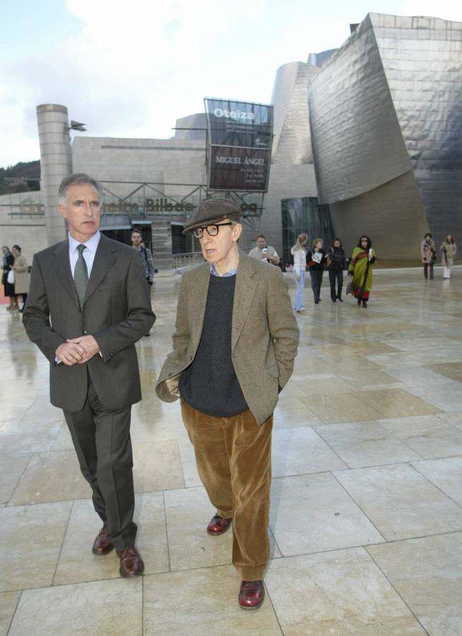 El director del museo, Juan Ignacio Vidarte, junto a Woody Allen.