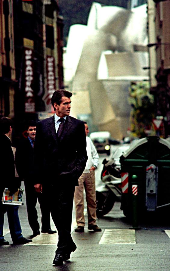 Pierce Brosnan en 1999 durante la grabación de 'El mundo no es suficiente', una película de la saga 007.