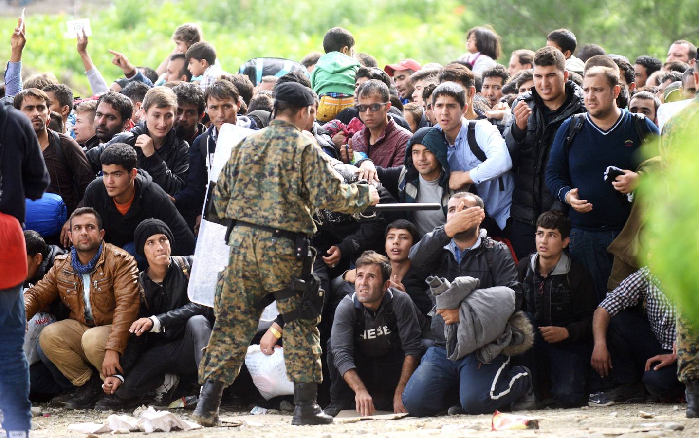 Refugiados caminan hacia la esperanza