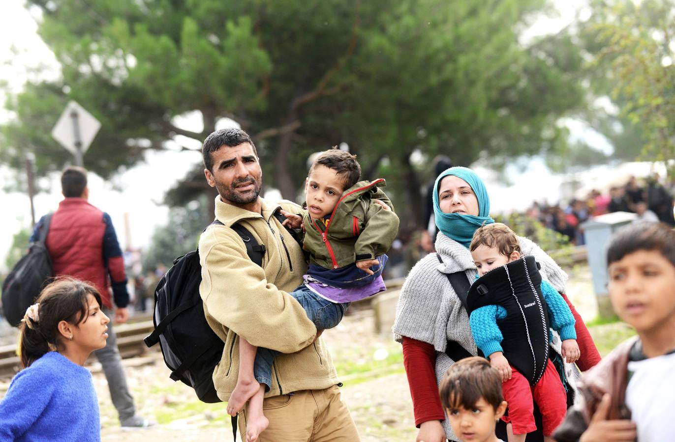 Refugiados caminan hacia la esperanza