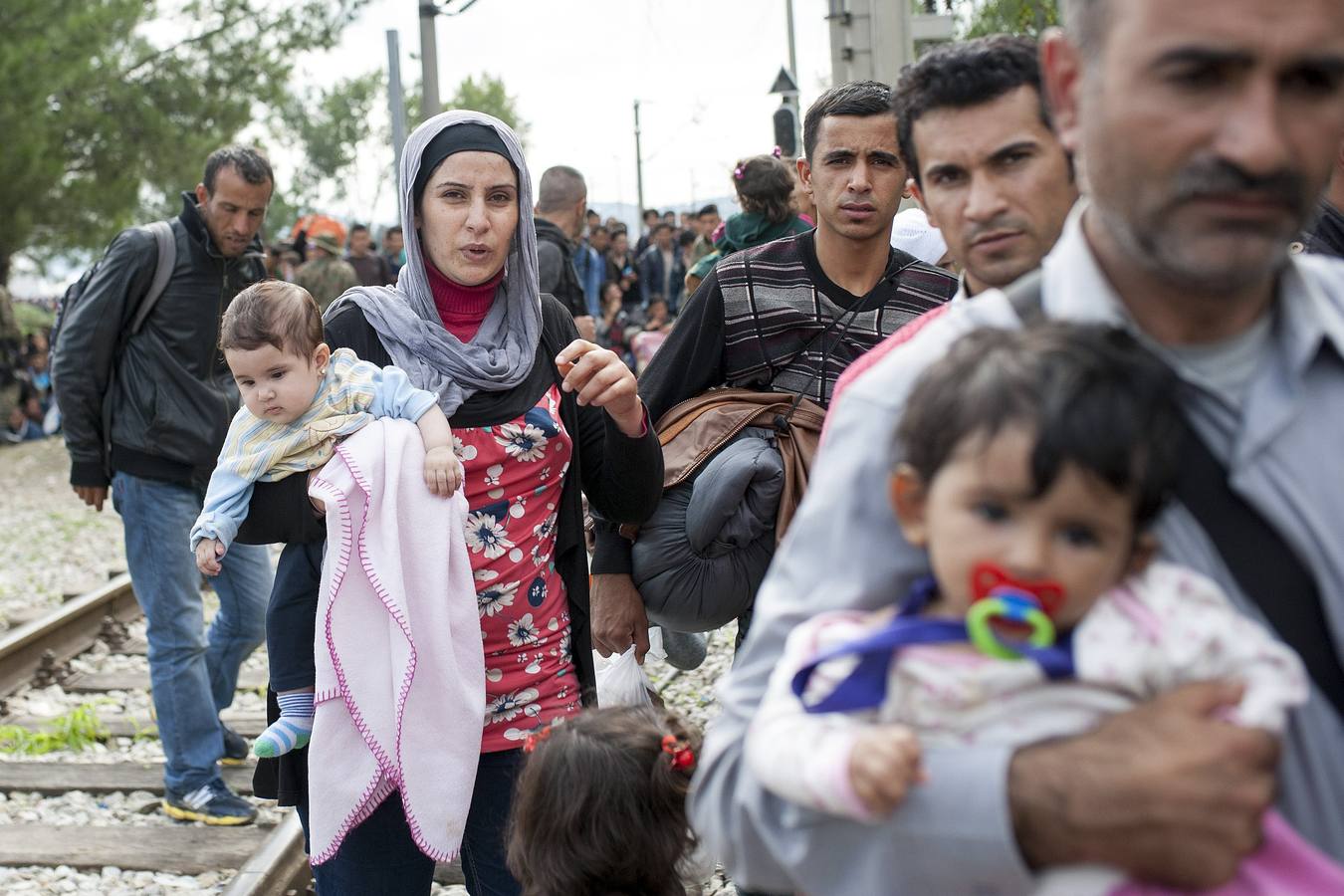 Refugiados caminan hacia la esperanza