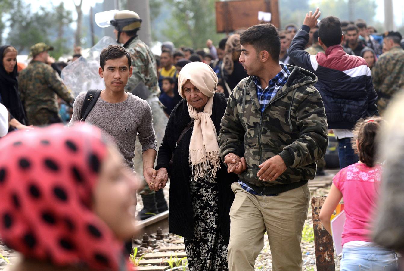 Refugiados caminan hacia la esperanza