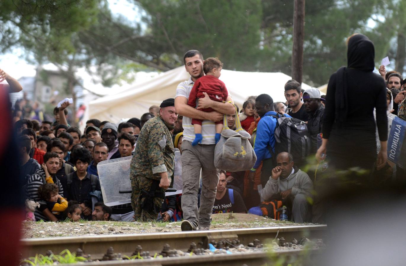 Refugiados caminan hacia la esperanza