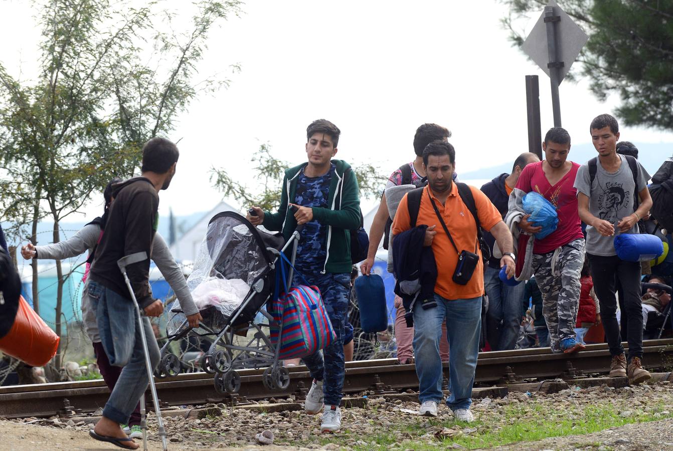 Refugiados caminan hacia la esperanza