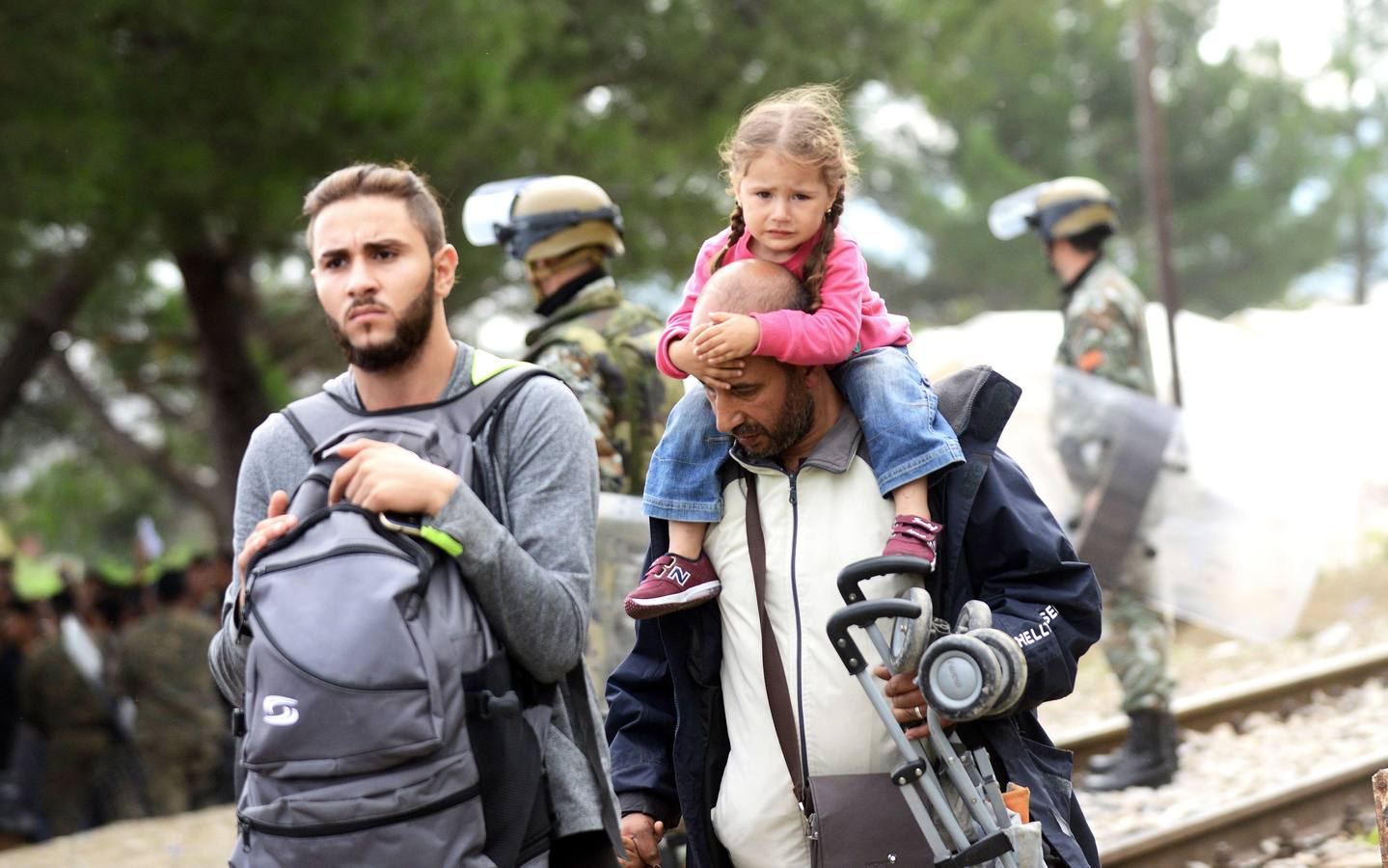 Refugiados caminan hacia la esperanza