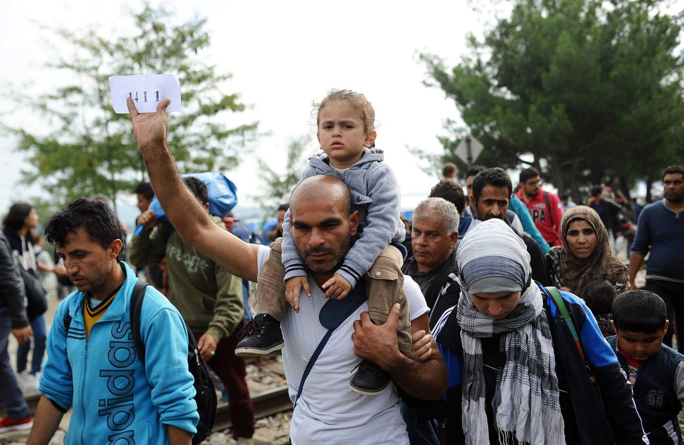 Refugiados caminan hacia la esperanza
