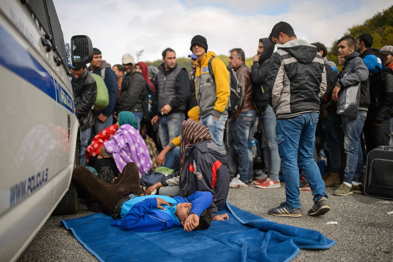 Refugiados caminan hacia la esperanza