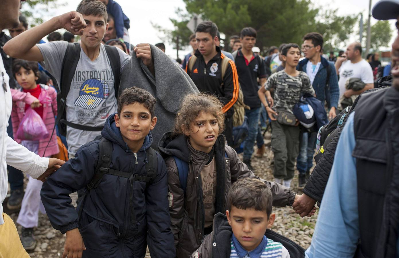 Refugiados caminan hacia la esperanza