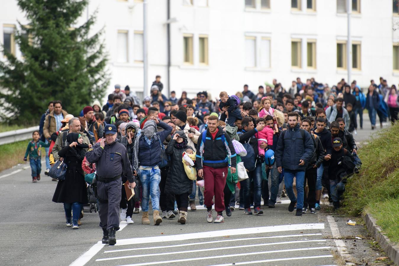Refugiados caminan hacia la esperanza