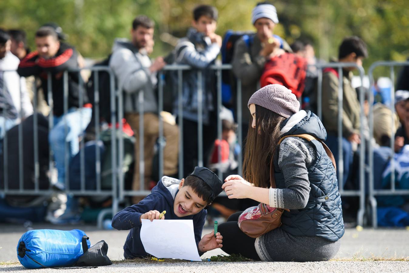 Refugiados caminan hacia la esperanza