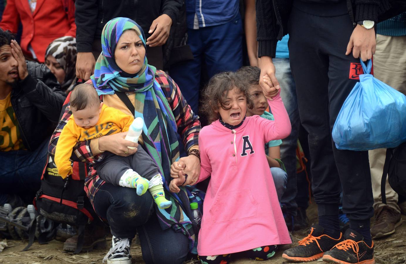 Refugiados caminan hacia la esperanza