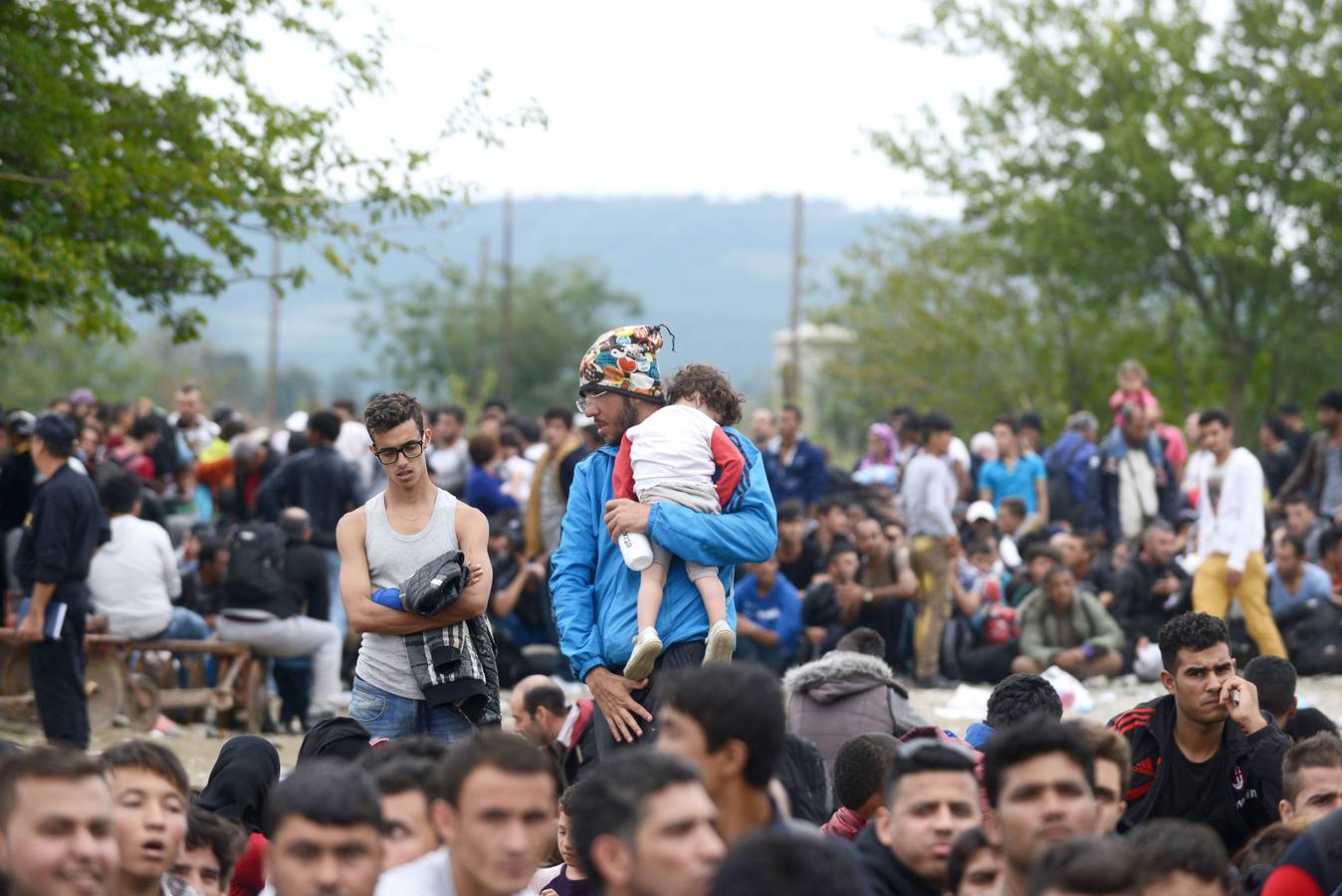Refugiados caminan hacia la esperanza
