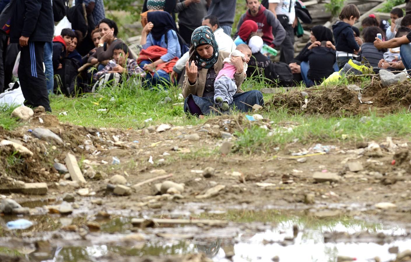 Refugiados caminan hacia la esperanza
