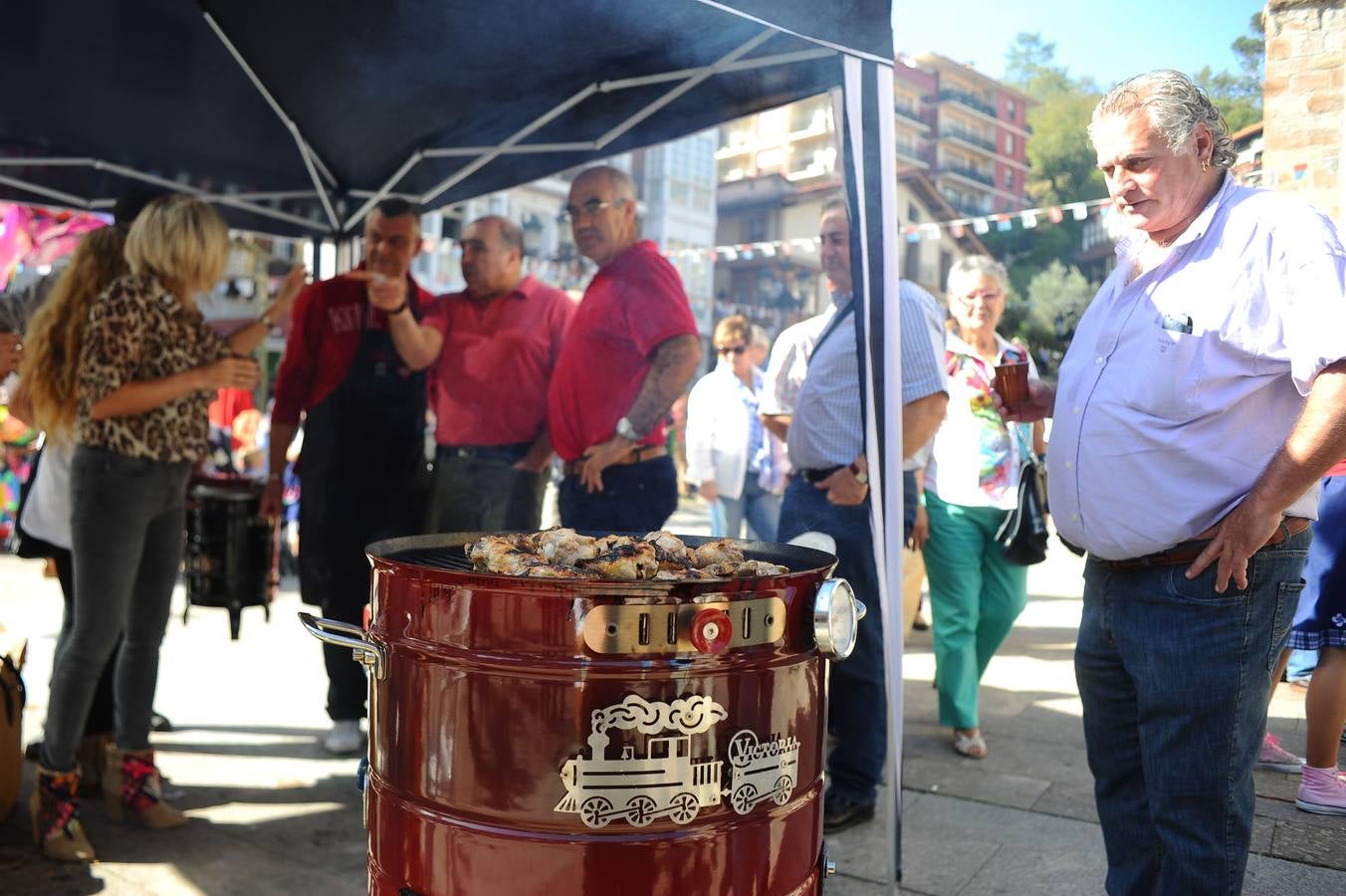 Los utensilios de origen ferroviario suelen llevar adornos y motivos en los que se muestra su origen vinculados al tren.