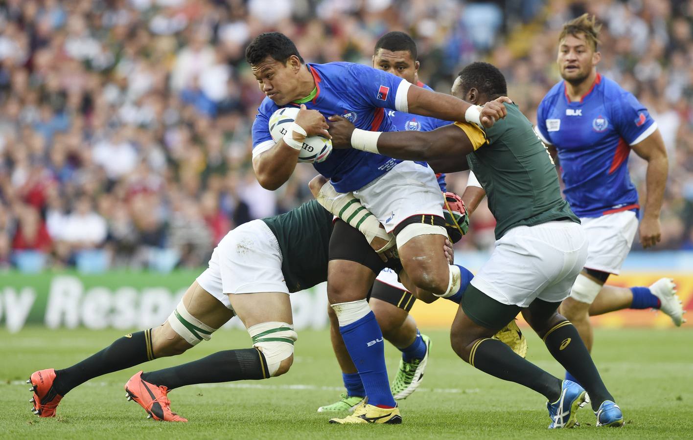 El segunda sudafricano Victor Matfield placa al samoano Ofisa Treviranu al alimón con Mtawarira.