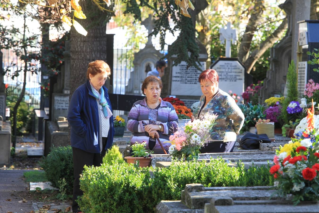 Los cementerios alaveses se llenan de flores y recuerdos
