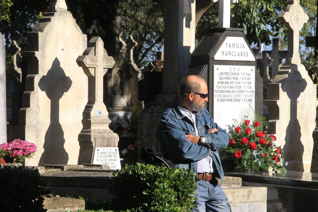 Los cementerios alaveses se llenan de flores y recuerdos