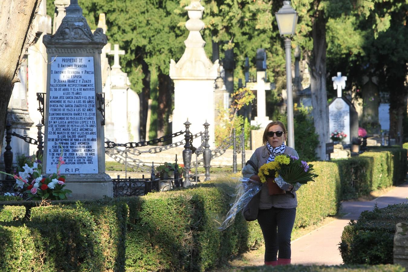 Los cementerios alaveses se llenan de flores y recuerdos